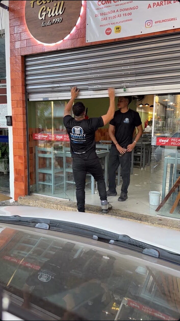 Equipe Quality Perfect realizando manutenção